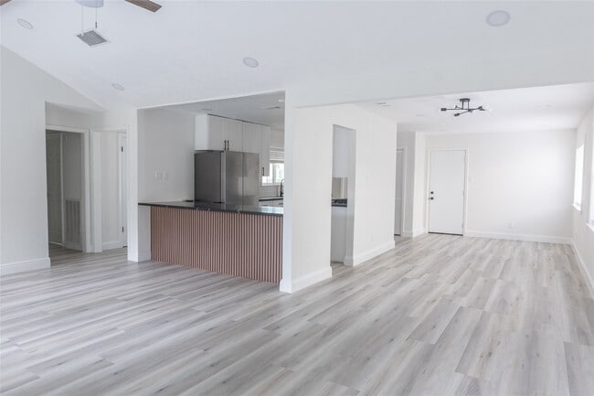 Building Photo - 609 Oak Harbor Dr