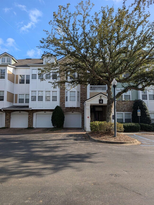 Building Photo - 2801 Chancellorsville Dr