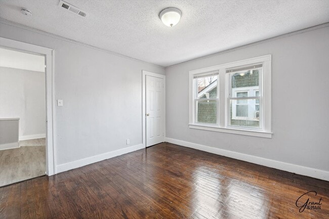 Building Photo - 3 bedroom 2 bath $1375