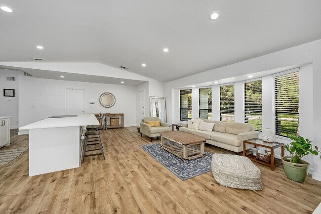 Building Photo - Beautiful pool home in Lockmar Estates