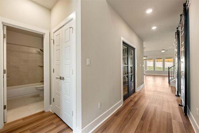 Building Photo - 2104 Prairie Oaks Dr