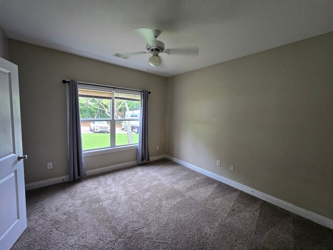 Building Photo - 2180 Lakeside Dr