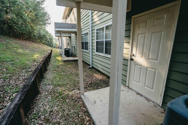 Building Photo - Super cute 3 Bedroom/3Bathroom Townhome in...