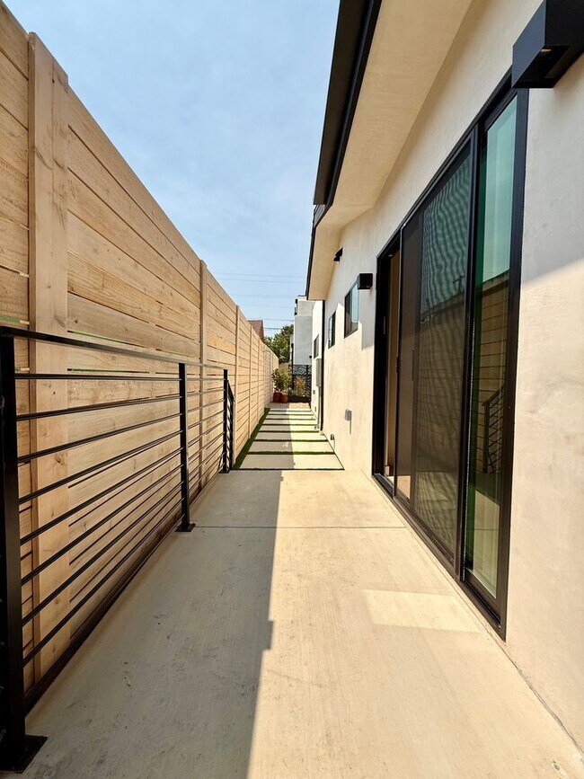 Building Photo - 2427 Shoredale Ave