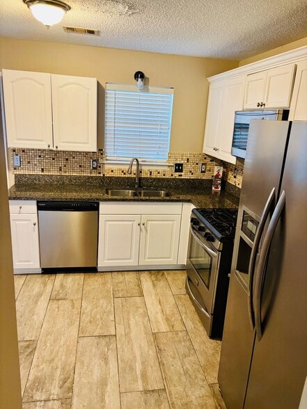 Building Photo - 415 Plantation Ct