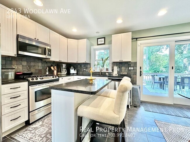 Primary Photo - 2843 Woodlawn Ave