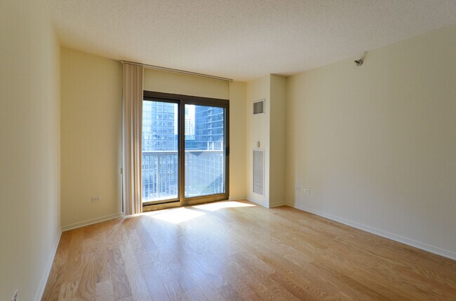 Building Photo - 400 N La Salle Dr