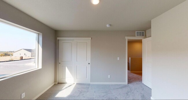 Building Photo - 2 Bed, 1.5 Bath Luxury Townhome