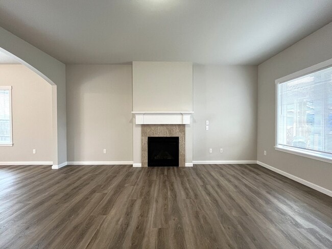 Building Photo - Well-Appointed 4BR/2.5BA Home with Spacious Living Areas & Modern Kitchen