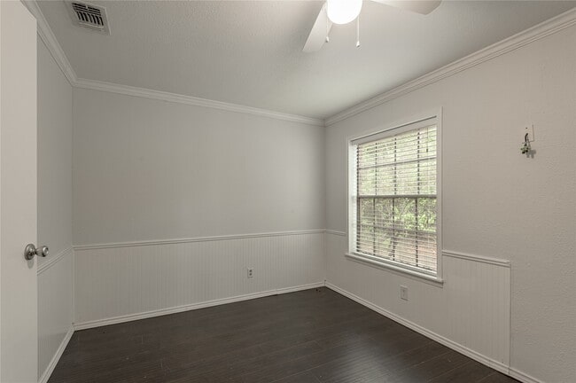 Building Photo - 2800 Lake Rd