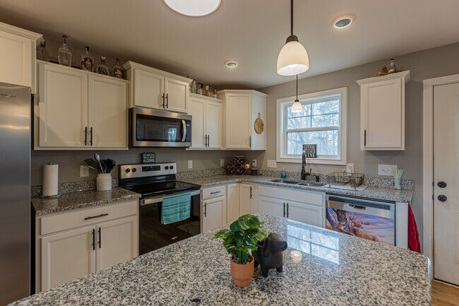 Building Photo - Pet Friendly Three Bedroom!