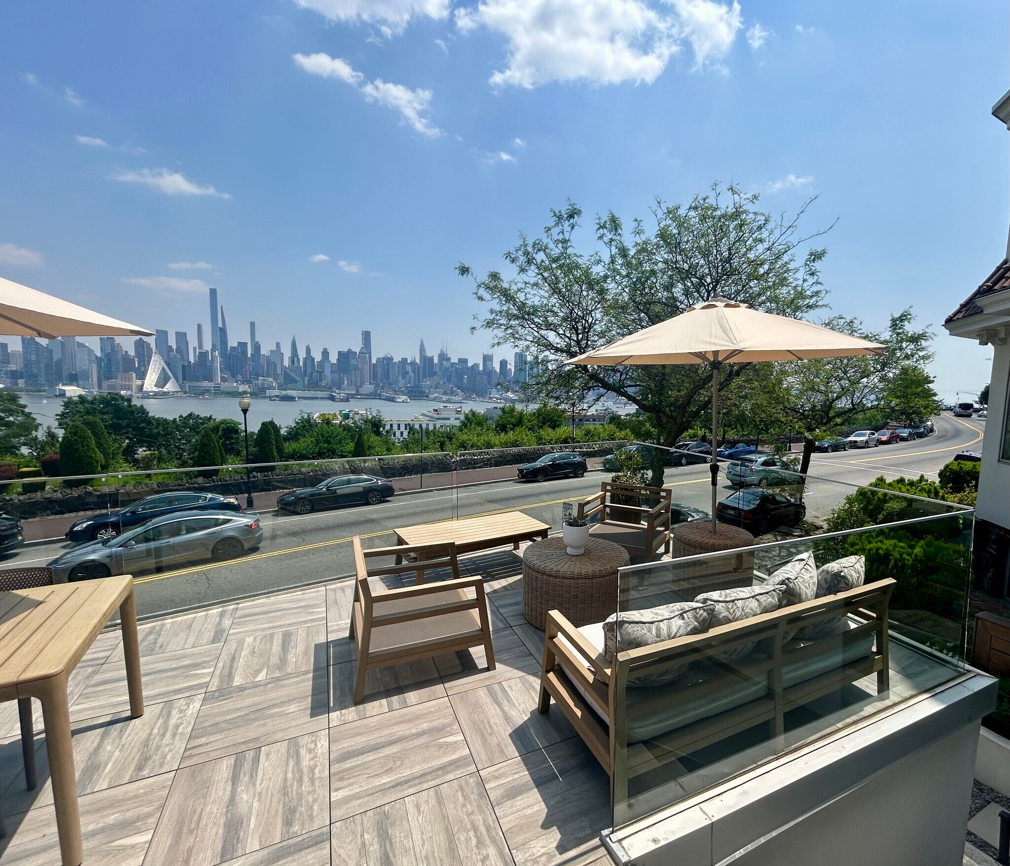 Outdoor Living Space - 957 Boulevard E
