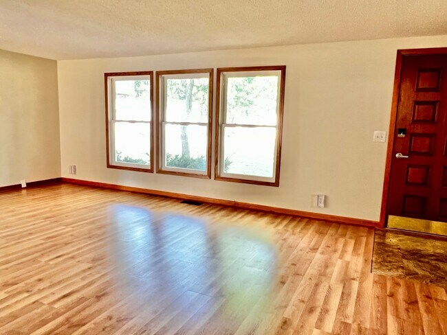 Building Photo - 1047 Oak Dr