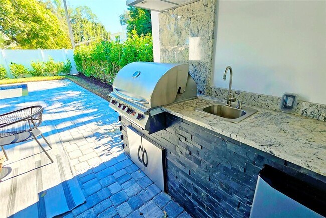 Building Photo - Bold Sarasota Bay Luxury Custom Home, 5 beds/4 baths, Private pool.