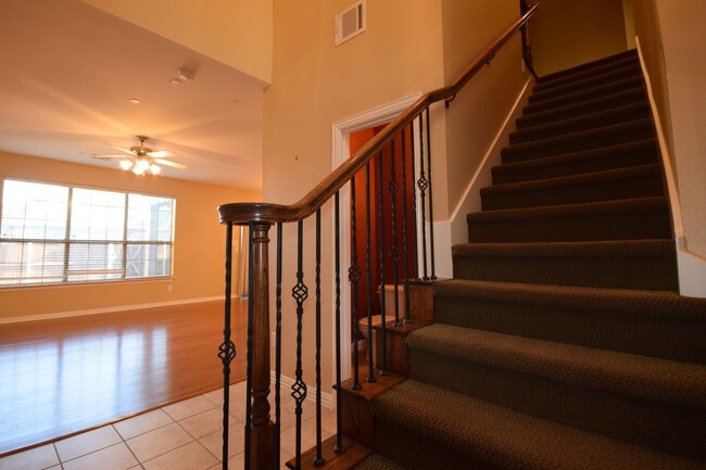 Building Photo - Beautiful 2 bed, 2.5 Bath Townhome in Plano