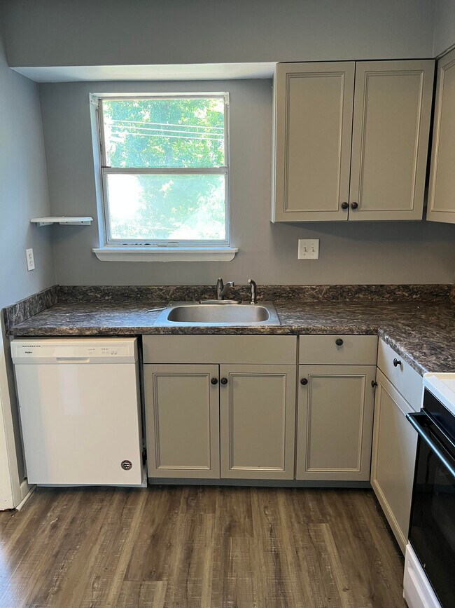 Building Photo - 421 Redding Rd