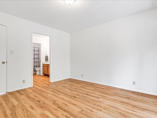 Building Photo - Healdsburg 2BR/1.5 Condo, 2 story, walk to...