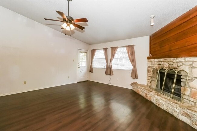 Building Photo - 1002 Country Aire Dr