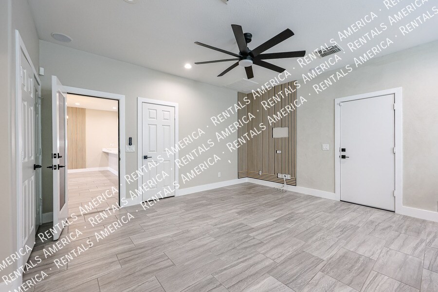 Building Photo - 7855 W Rock Springs Dr