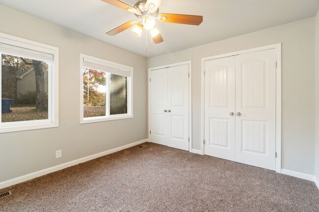 Building Photo - Gorgeous 5 bedroom, 2.5 bath House on a .88 Acre Lot in Fort Smith!