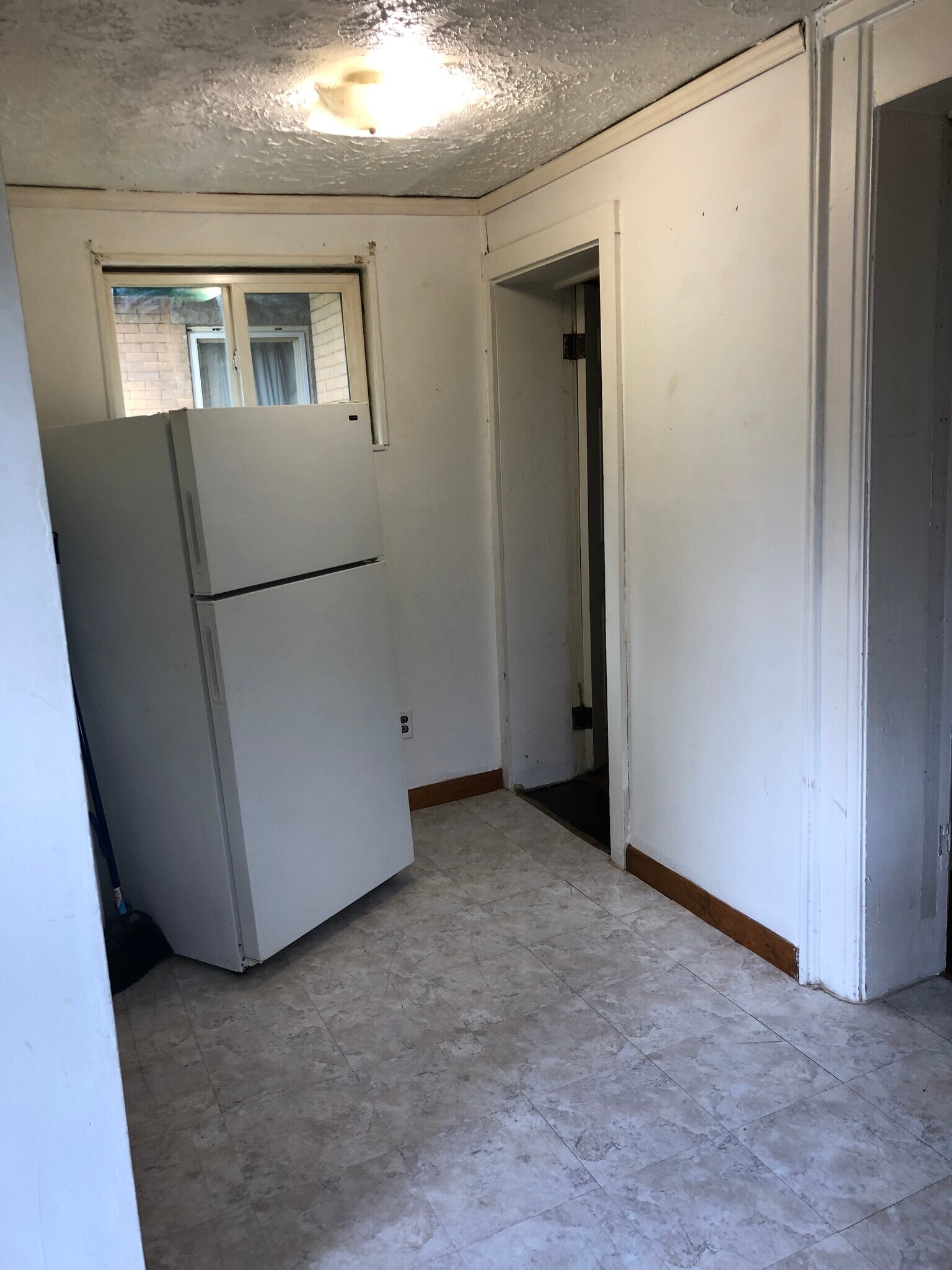 Refrigerator - 1542 Quarrier St