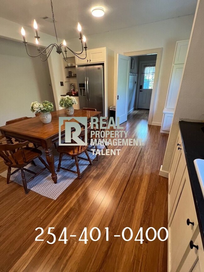 Building Photo - COMING SOON!!  This charming bungalow-styl...
