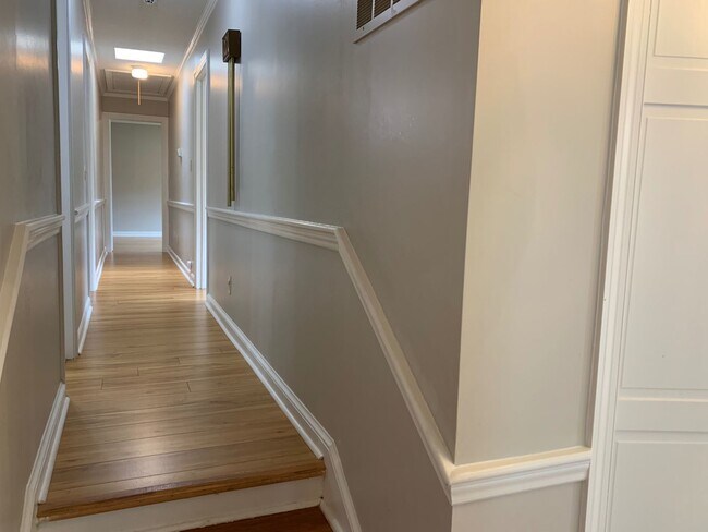 Building Photo - Spacious 4 Bed | 3 Bath Split Level Home i...