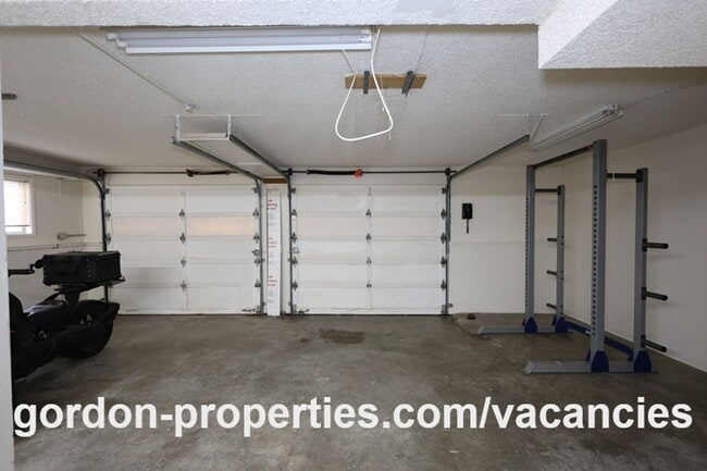 Building Photo - NE 22nd Ct - Gresham 4 bedroom split level home