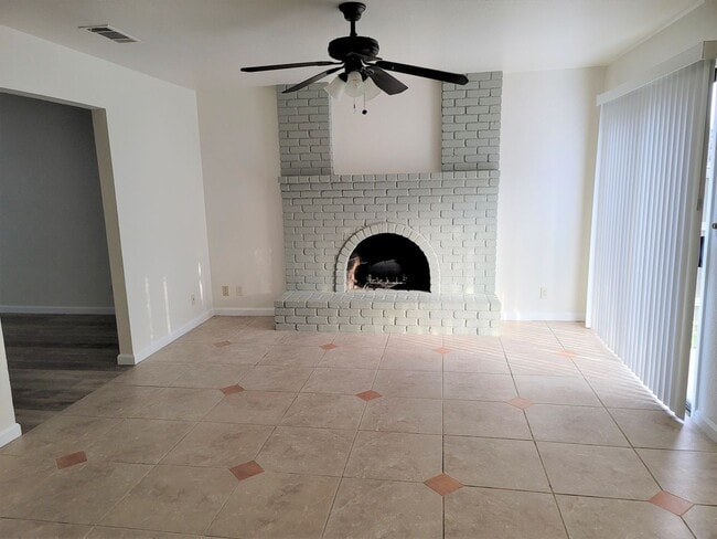 Building Photo - House for Rent!