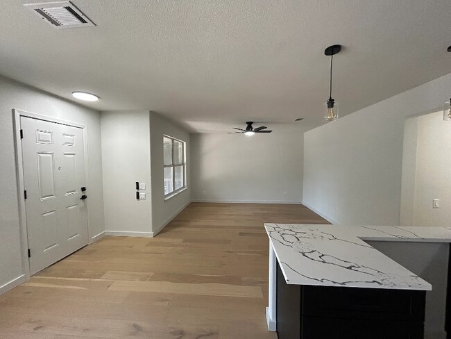 Building Photo - 2410 Santa Rita St