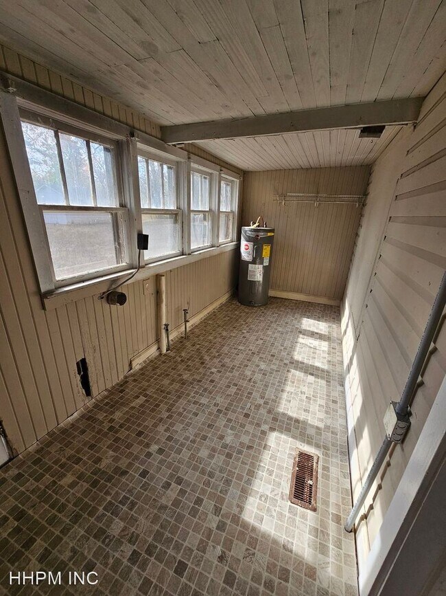 Building Photo - 3 br, 1 bath House - 211 West Rasch Road