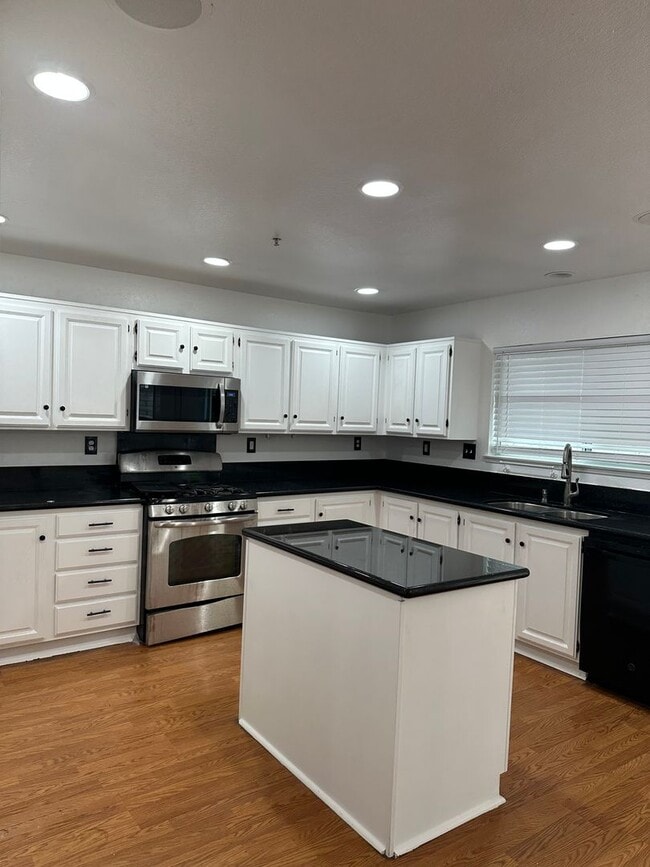 Building Photo - Stunning 3 Bed 3 Bath Duplex in Placentia with Open Floor Plan and Vaulted Ceilings.