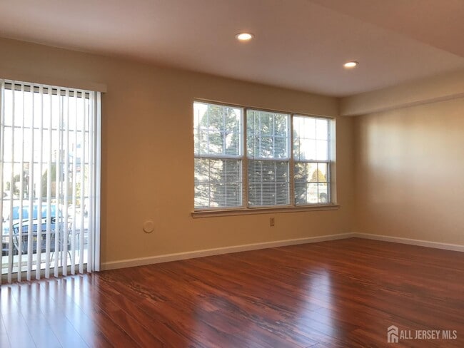 Building Photo - 601 Hampshire Dr