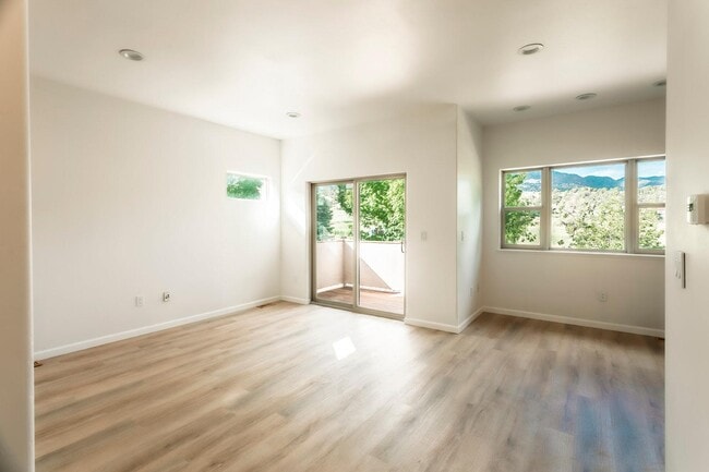 Building Photo - 94 Castle Ridge Dr