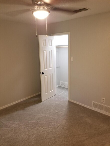 Building Photo - 2430 Lakeview Cir