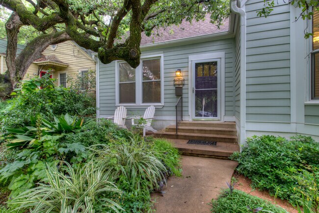 Building Photo - AVAILABLE AUGUST: Gorgeous, Remodeled 4 bed / 3 bath Hyde Park Area Home