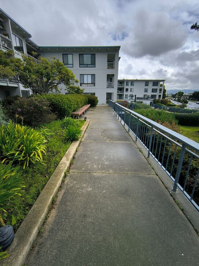 Building Photo - $500 MOVE IN SPECIAL!!! BEAUTIFUL STUDIO AVAILABLE AT WATERGATE COMMUNITY IN EMERYVILLE!!!