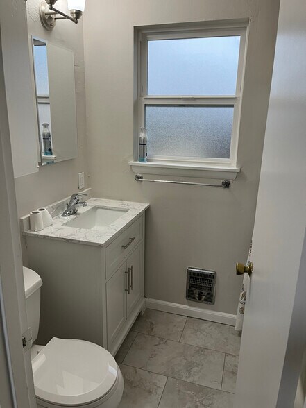 Building Photo - 800 S Thistle St