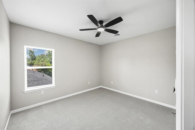 Building Photo - 10214 Hollyglen Dr