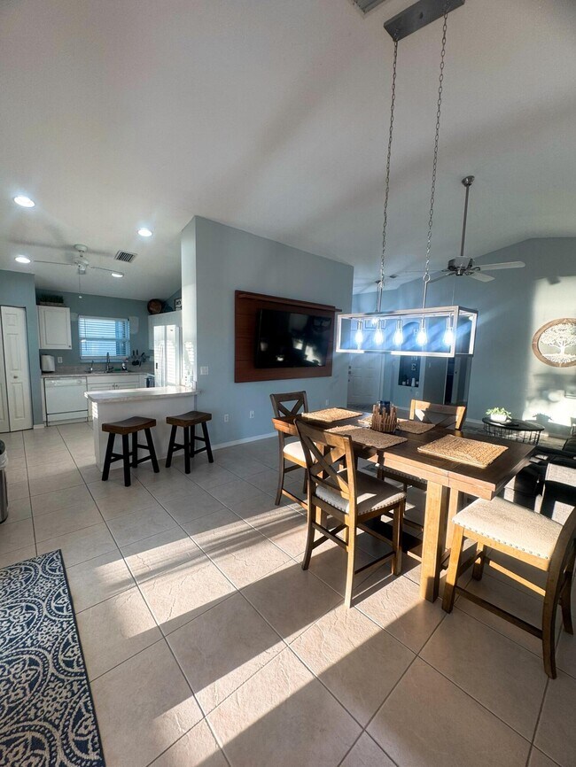 Building Photo - 532 SW Indian Key Dr