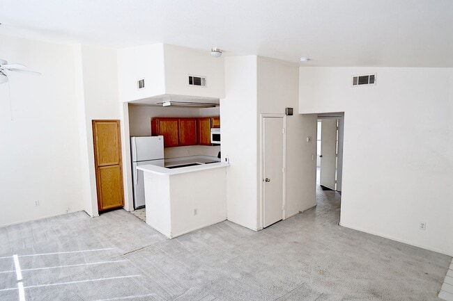 Building Photo - Summerlin area upper condo/vaulted ceilings/light and bright