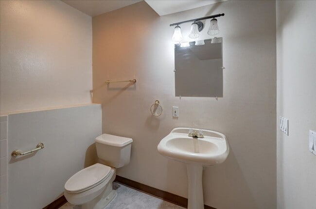 Building Photo - 2806 Wentworth Dr