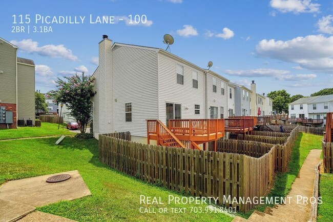 Building Photo - Spacious 3-Story End-Unit Townhome in Prim...