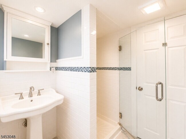 Building Photo - 2 Cloverhill Pl