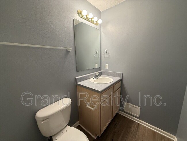 Building Photo - 1015 Peakview Dr
