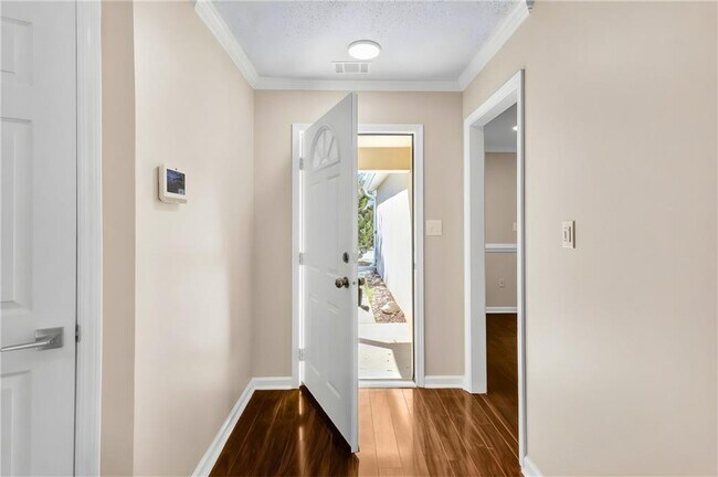 Building Photo - 125 York Ln