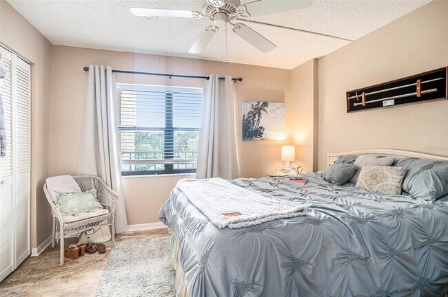 Building Photo - 2800 Cove Cay Dr