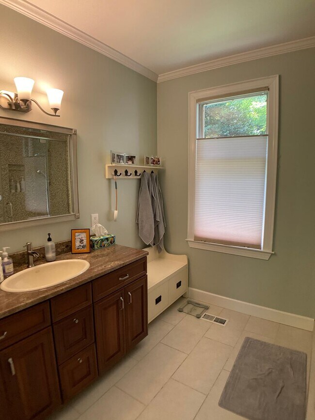 Building Photo - Executive Home in The Heart of Chapel Hill!