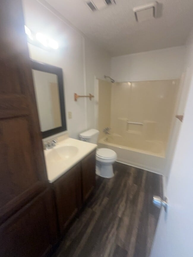 Building Photo - 2 bedroom duplex! located in the heart of ...