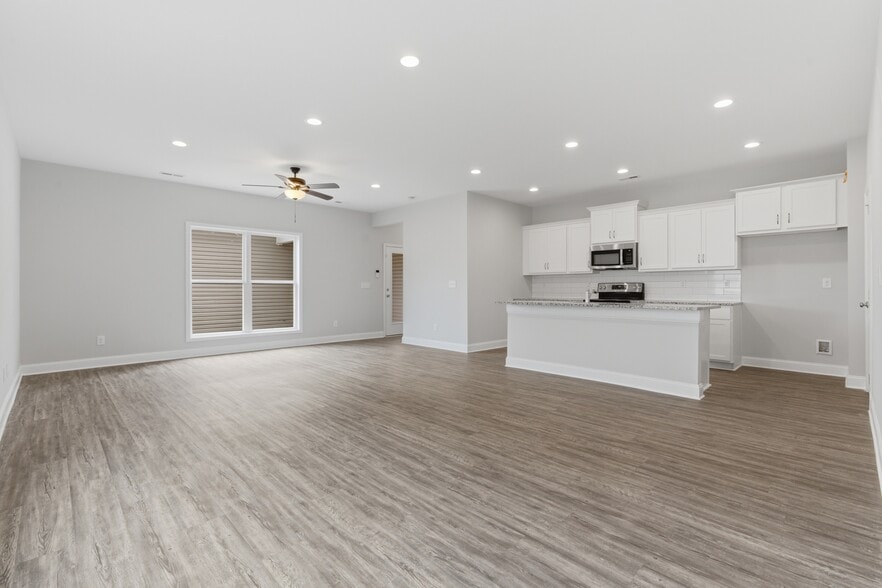 Building Photo - 3237 McClellan Way SE